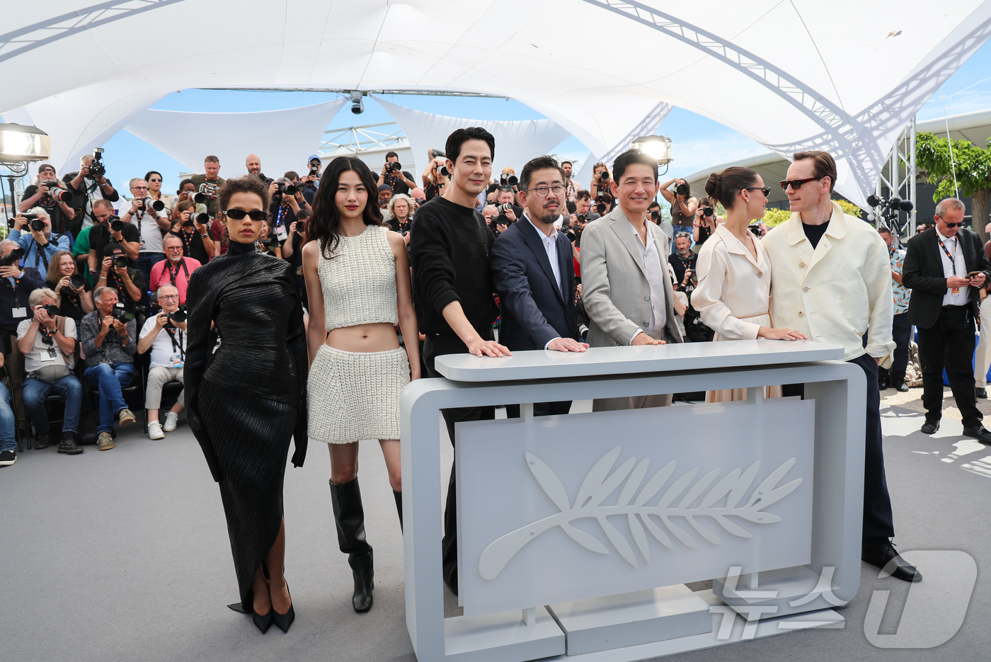 Will Cannes Choose 'Hope' on Closing Night? 11 Director Na Hong-jin and actors Taylor Russell, Jung Ho-yeon, Jo In-sung, Hwang Jung-min, Alicia Vikander, and Michael Fassbender pose during a photocall for 'Hope' at the Palais des Festivals in Cannes, France, on May 18 (local time).