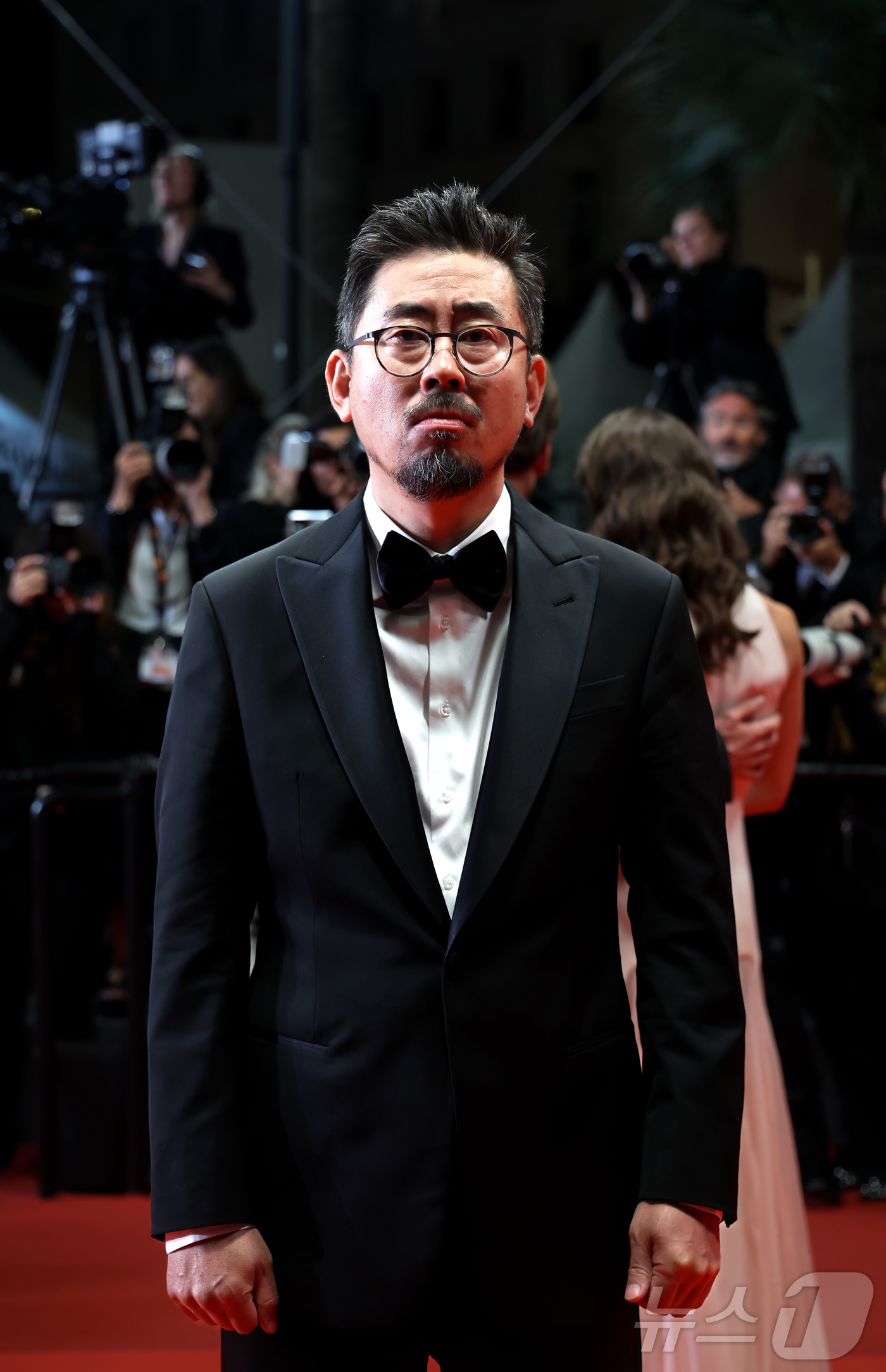 Will Cannes Choose 'Hope' on Closing Night? 12 Director Na Hong-jin stands on the red carpet stairs in front of the Lumiere Grand Theatre in Cannes, France, on May 18 (local time), after the official screening of 'Hope.'