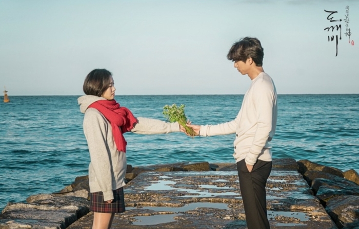 노란 수영복에 섹시한 몸매 어필하는 존예 처자