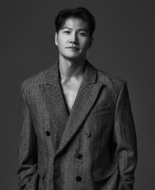 Kim Jong Kook Stuns with New Profile Photos: Bold Jacket Look Showcases "Explosive Masculinity" Post-Marriage Kim Jong Kook Stuns with New Profile Photos: Bold Jacket Look Showcases