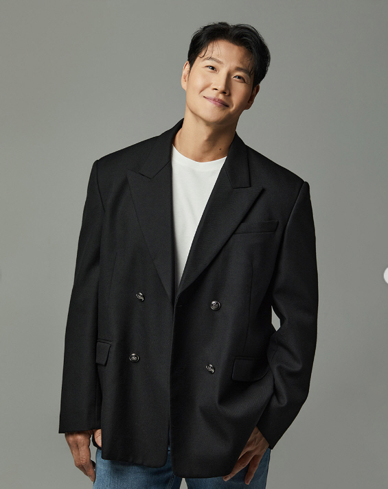 Kim Jong Kook Stuns with New Profile Photos: Bold Jacket Look Showcases "Explosive Masculinity" Post-Marriage 3 20260523091656347nhfa