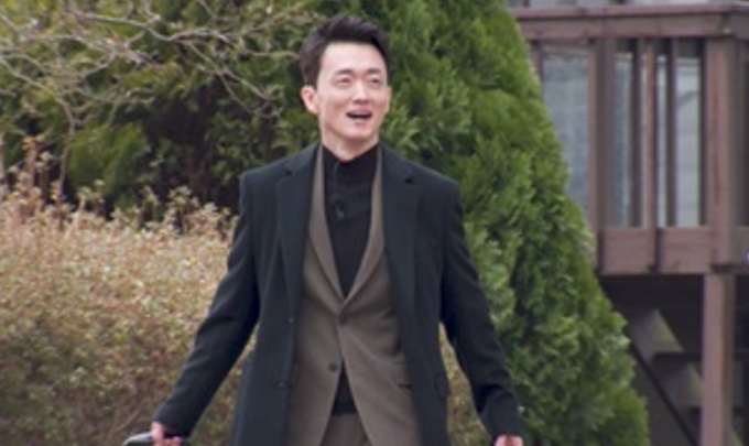 노란 수영복에 섹시한 몸매 어필하는 존예 처자