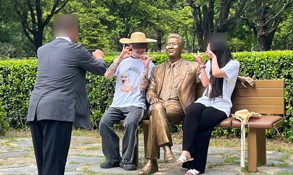 조수진 노무현재단 이사가 23일 열린 노무현 전 대통령 17주기 추도식에 일간베스트 이용자로 추정되는 방문객이 조롱성 행동을 하며 사진을 찍었다고 주장했다. 조수진 노무현재단 이사 페이스북 갈무리