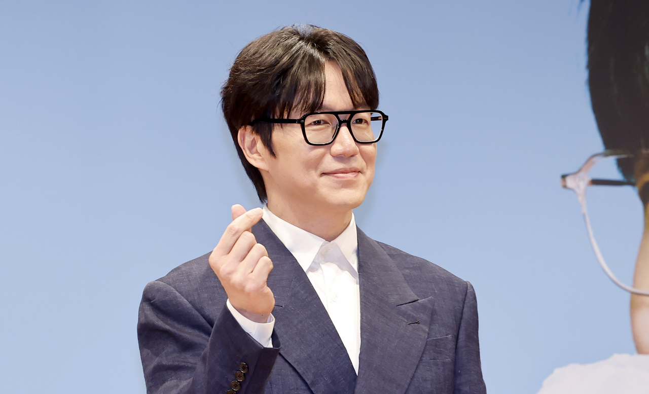 노란 수영복에 섹시한 몸매 어필하는 존예 처자