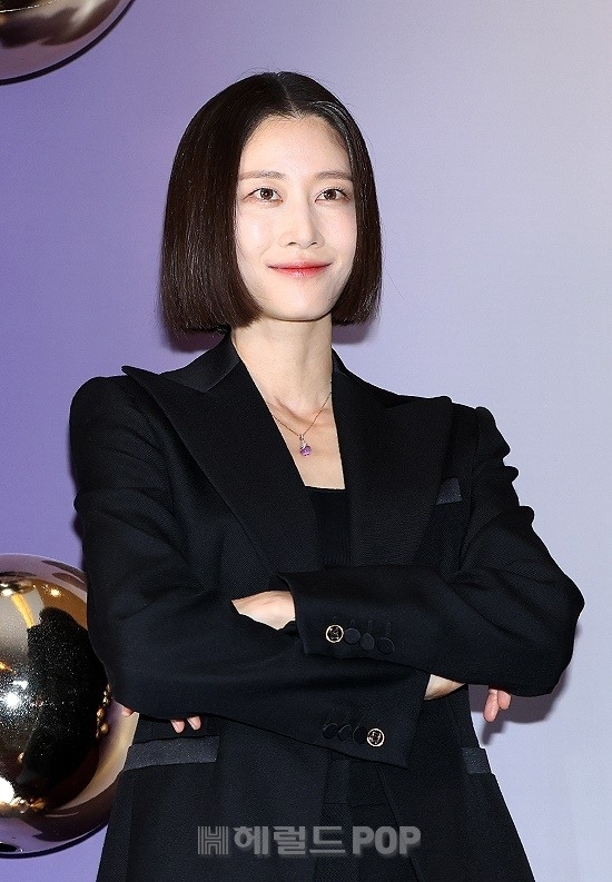 노란 수영복에 섹시한 몸매 어필하는 존예 처자