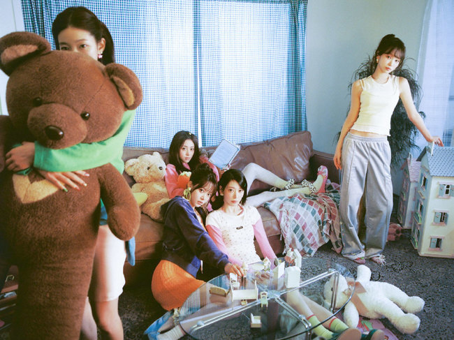 LE SSERAFIM Smashes Records! New Album Sells Over 430,000 Copies on Day One, Leading 4th Gen Girl Groups in 2026 LE SSERAFIM Smashes Records! New Album Sells Over 430,000 Copies on Day One, Leading 4th Gen Girl Groups in 2026
