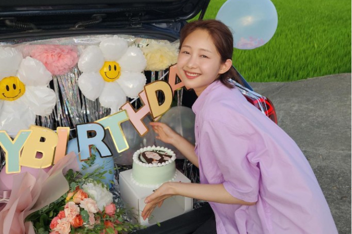 노란 수영복에 섹시한 몸매 어필하는 존예 처자