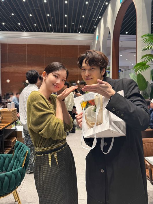 노란 수영복에 섹시한 몸매 어필하는 존예 처자