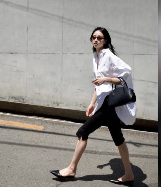 Son Yeon-jae Proves She's a Fashion Icon by Making Polarizing Capri Pants Look Chic! Son Yeon-jae Proves She's a Fashion Icon by Making Polarizing Capri Pants Look Chic!