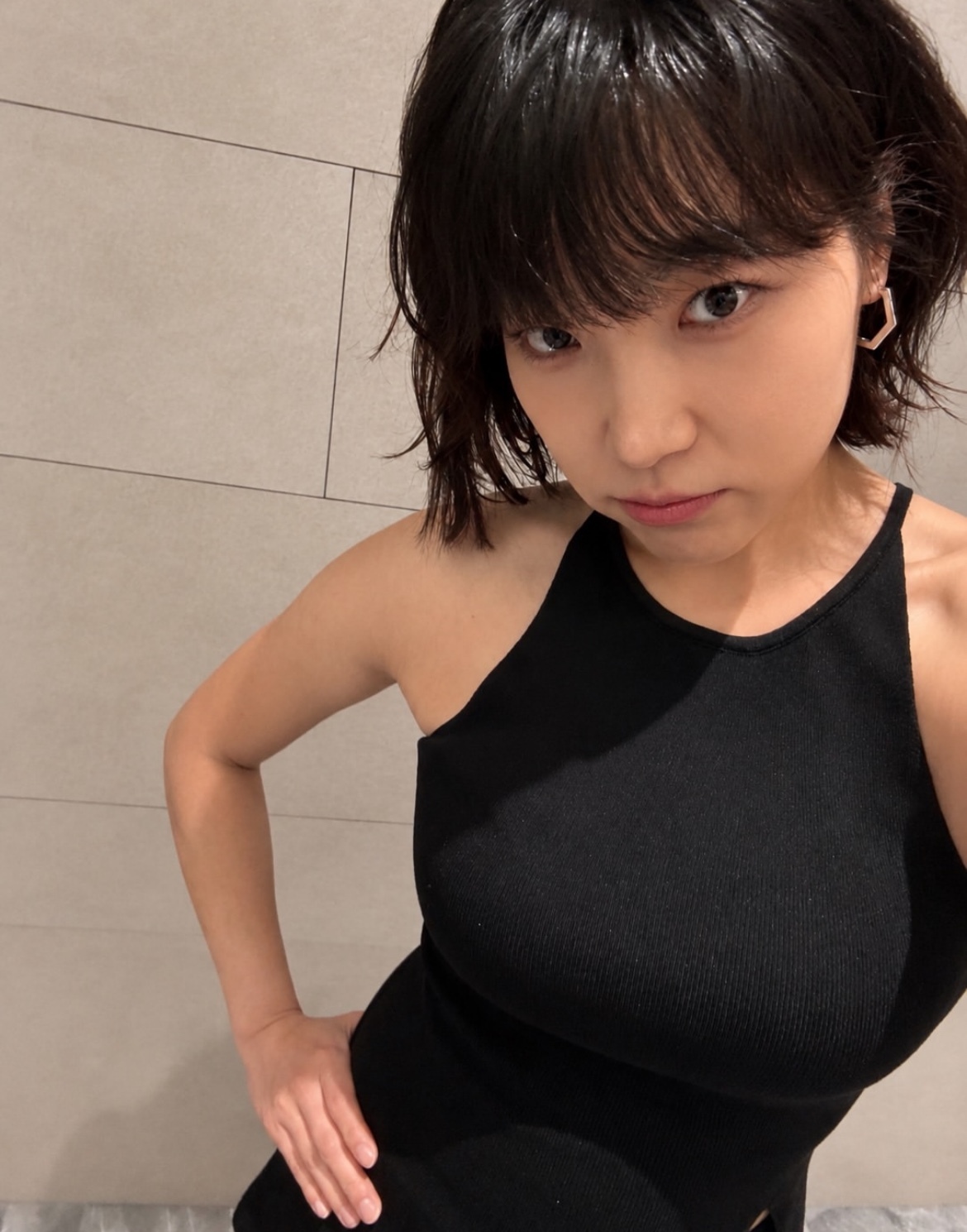 노란 수영복에 섹시한 몸매 어필하는 존예 처자