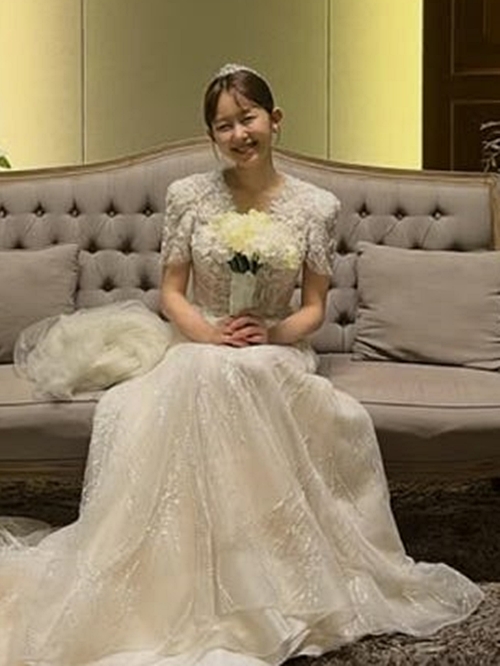 노란 수영복에 섹시한 몸매 어필하는 존예 처자