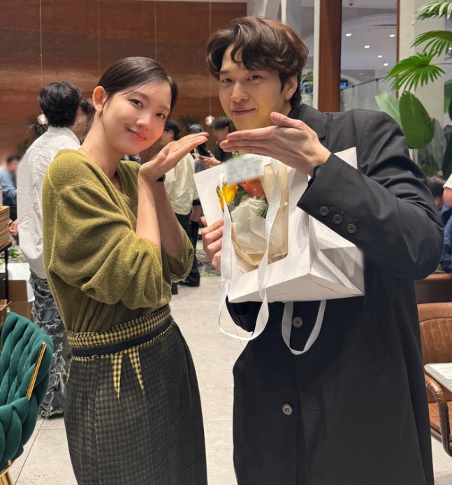 노란 수영복에 섹시한 몸매 어필하는 존예 처자
