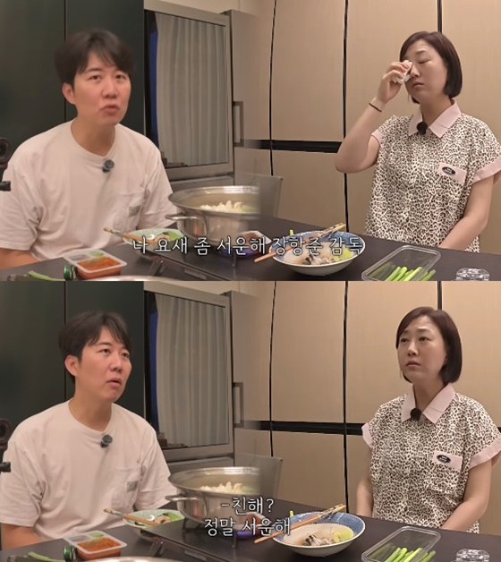노란 수영복에 섹시한 몸매 어필하는 존예 처자