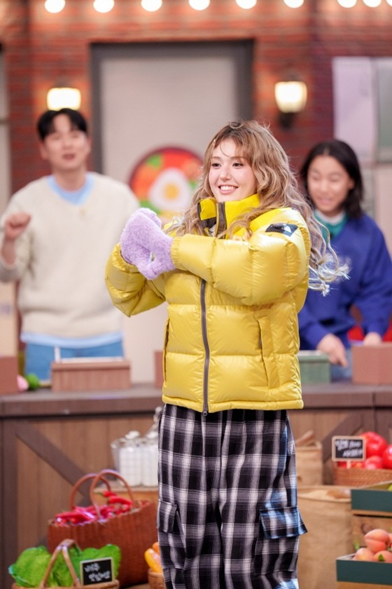 노란 수영복에 섹시한 몸매 어필하는 존예 처자