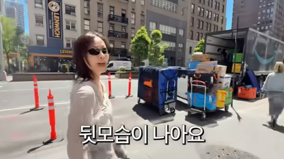 노란 수영복에 섹시한 몸매 어필하는 존예 처자