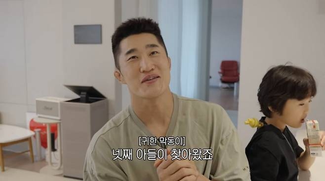 노란 수영복에 섹시한 몸매 어필하는 존예 처자