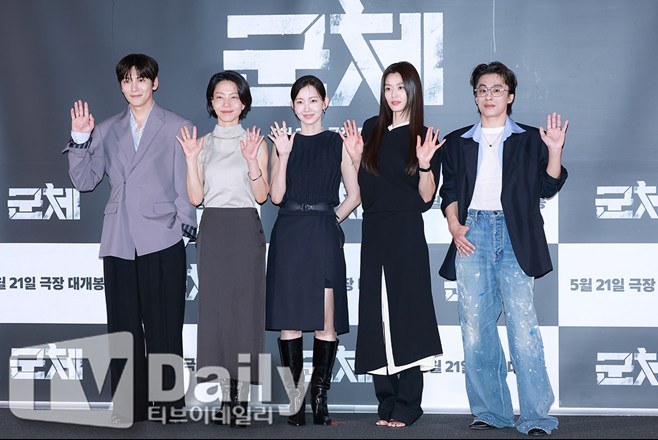Yeon Sang-ho's Zombie Thriller 'Gunche' Dominates Box Office, Eyesing Huge Weekend Scores! Yeon Sang-ho's Zombie Thriller 'Gunche' Dominates Box Office, Eyesing Huge Weekend Scores!