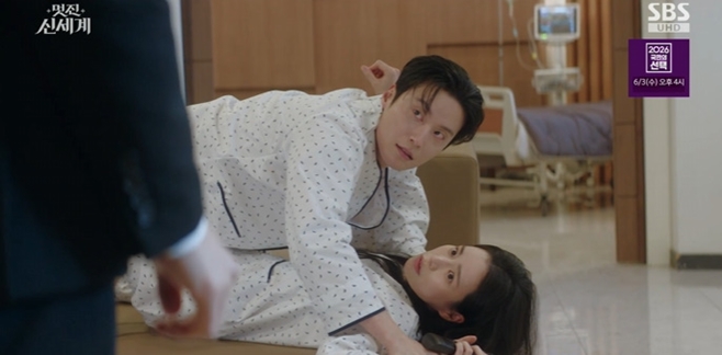노란 수영복에 섹시한 몸매 어필하는 존예 처자