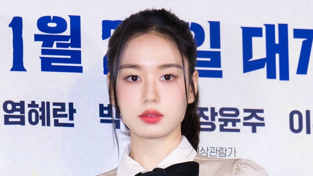 노란 수영복에 섹시한 몸매 어필하는 존예 처자