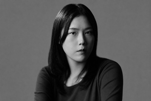노란 수영복에 섹시한 몸매 어필하는 존예 처자