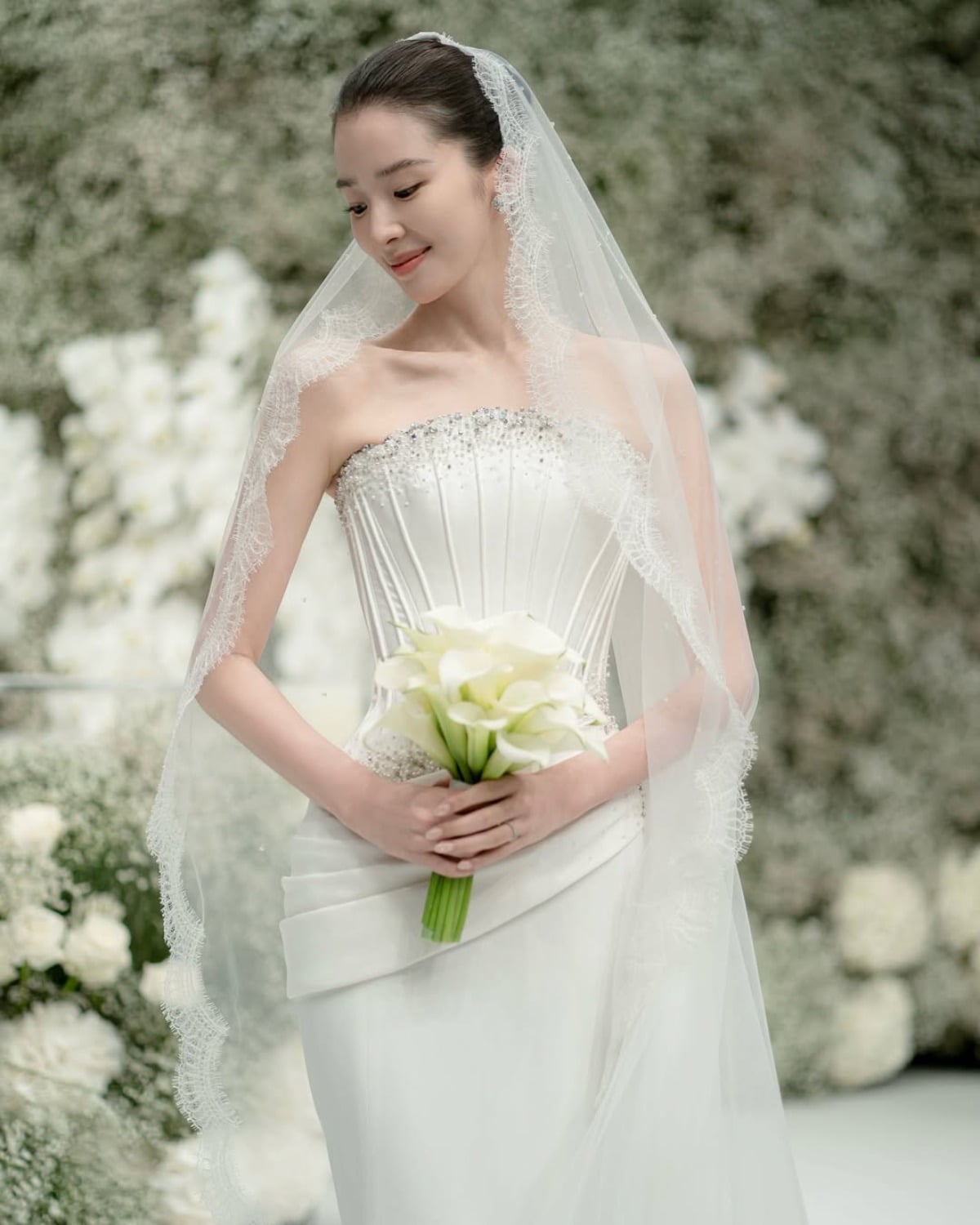 노란 수영복에 섹시한 몸매 어필하는 존예 처자