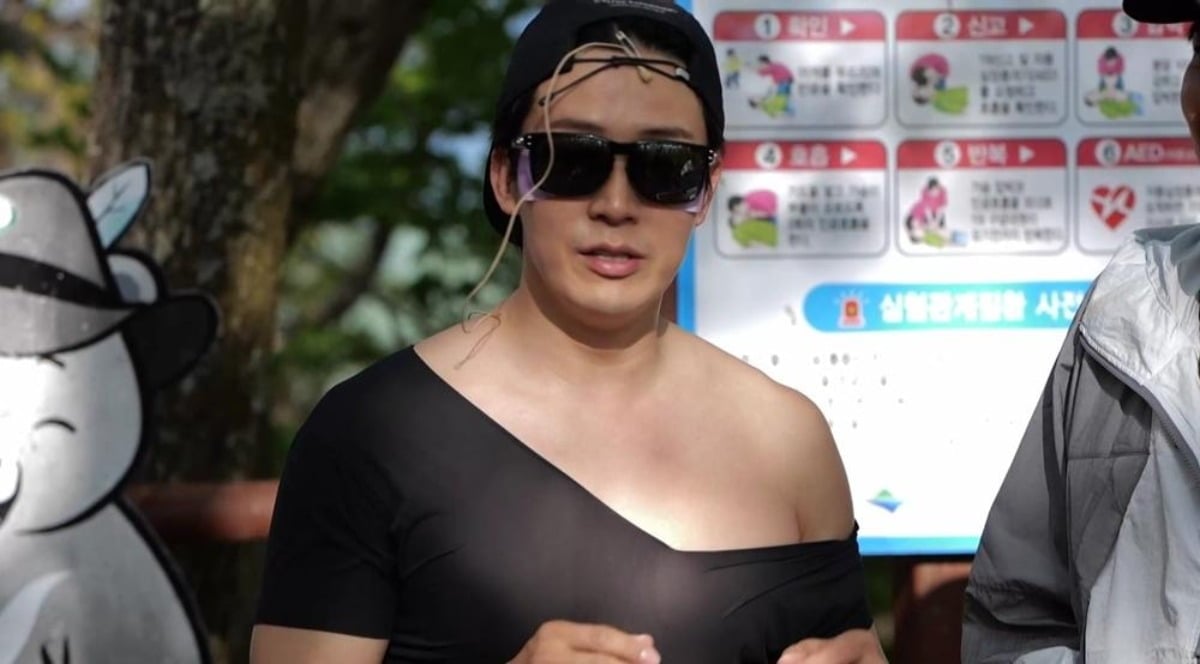 노란 수영복에 섹시한 몸매 어필하는 존예 처자