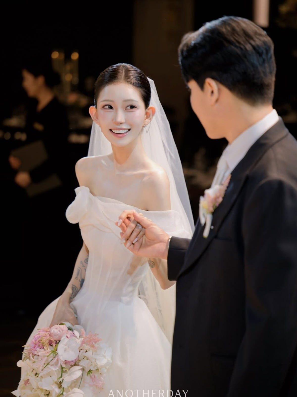 노란 수영복에 섹시한 몸매 어필하는 존예 처자