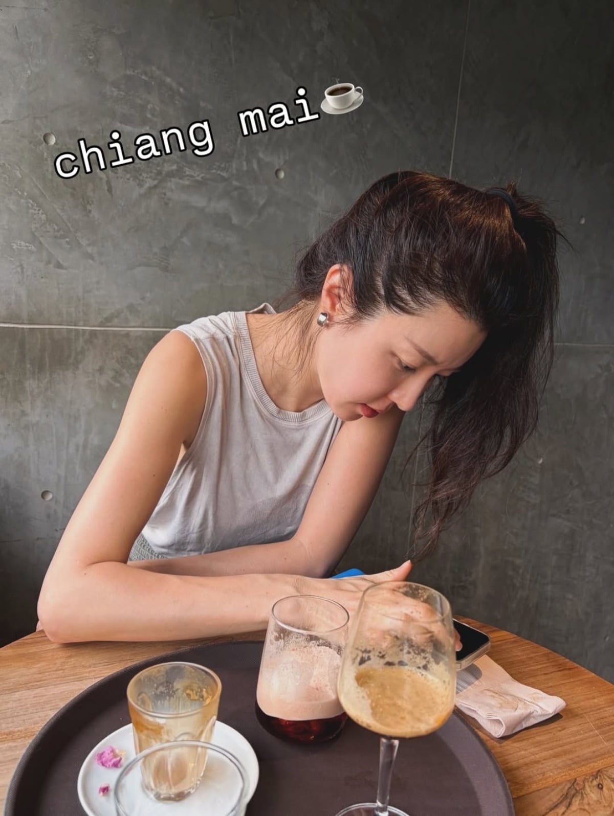 노란 수영복에 섹시한 몸매 어필하는 존예 처자