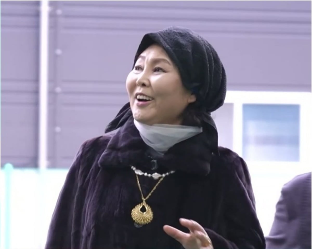 노란 수영복에 섹시한 몸매 어필하는 존예 처자