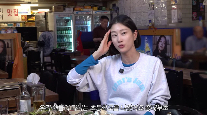 노란 수영복에 섹시한 몸매 어필하는 존예 처자