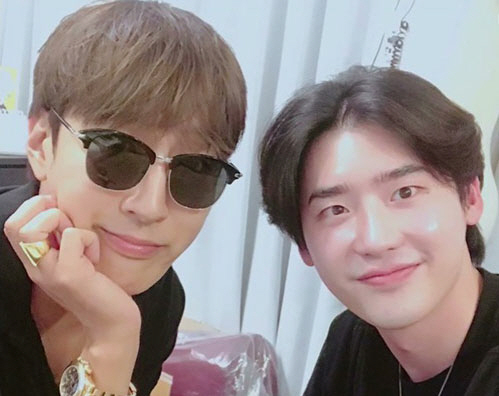 노란 수영복에 섹시한 몸매 어필하는 존예 처자