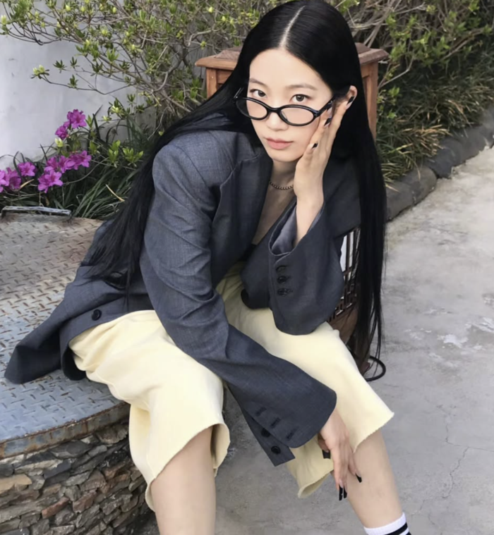 노란 수영복에 섹시한 몸매 어필하는 존예 처자