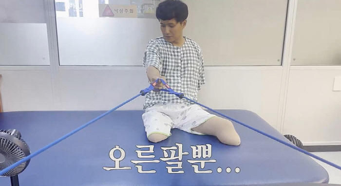 노란 수영복에 섹시한 몸매 어필하는 존예 처자