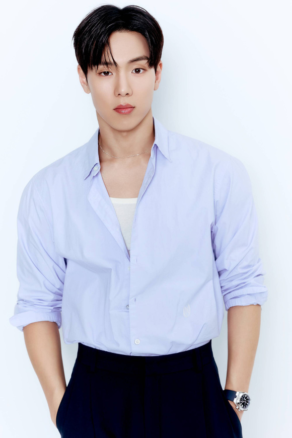 The title track 'Do You Love Me' from Shownu X Hyungwon's second mini-album 'LOVE ME' focuses on the performance and charm stemming from their physical presence.