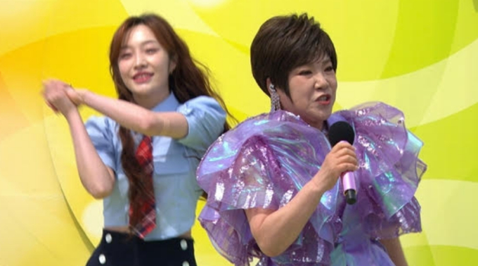 노란 수영복에 섹시한 몸매 어필하는 존예 처자