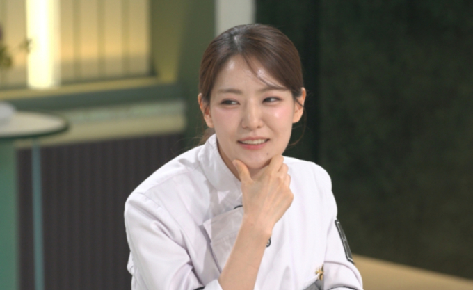 노란 수영복에 섹시한 몸매 어필하는 존예 처자