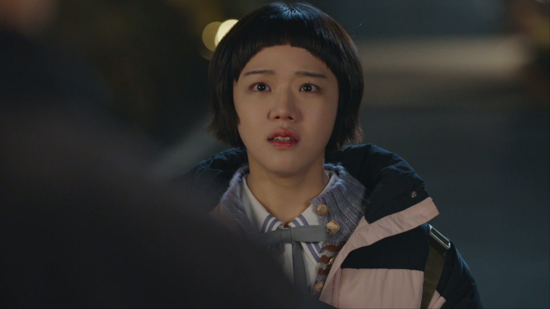 노란 수영복에 섹시한 몸매 어필하는 존예 처자
