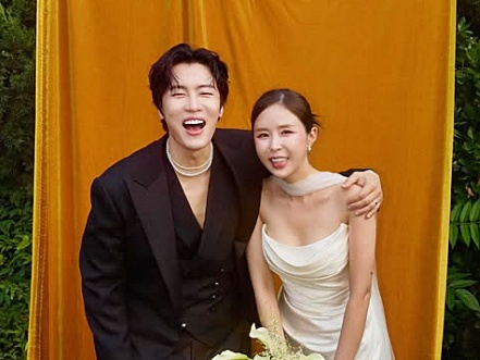 노란 수영복에 섹시한 몸매 어필하는 존예 처자