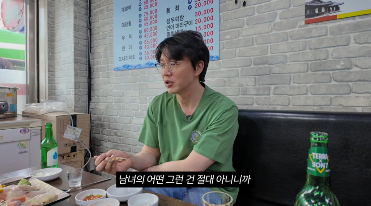 노란 수영복에 섹시한 몸매 어필하는 존예 처자