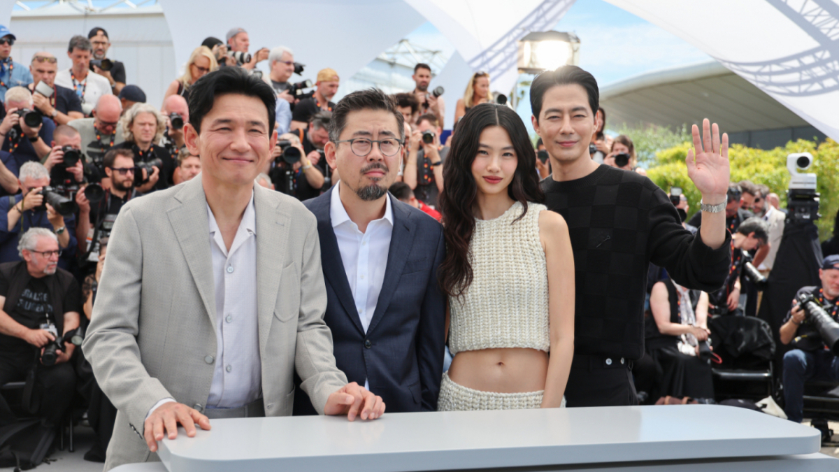 노란 수영복에 섹시한 몸매 어필하는 존예 처자