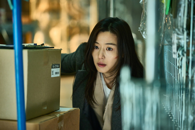 노란 수영복에 섹시한 몸매 어필하는 존예 처자