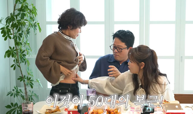 노란 수영복에 섹시한 몸매 어필하는 존예 처자