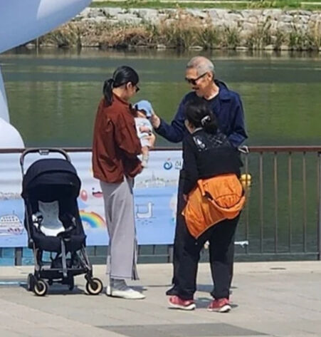 "Their Son Has Grown So Much!" Hong Sang-soo and Kim Min-hee Spotted on a Casual Parenting Outing 2 Hong Sang-soo, Kim Min-hee./Online Community