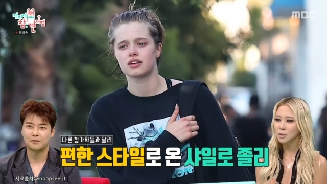 노란 수영복에 섹시한 몸매 어필하는 존예 처자
