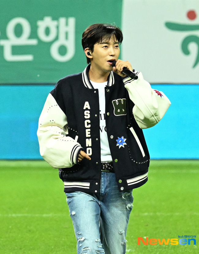 노란 수영복에 섹시한 몸매 어필하는 존예 처자