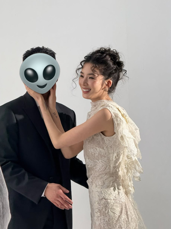 노란 수영복에 섹시한 몸매 어필하는 존예 처자