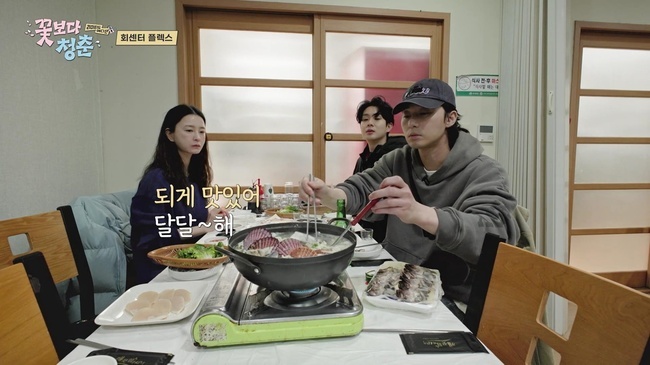 노란 수영복에 섹시한 몸매 어필하는 존예 처자