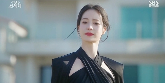 노란 수영복에 섹시한 몸매 어필하는 존예 처자