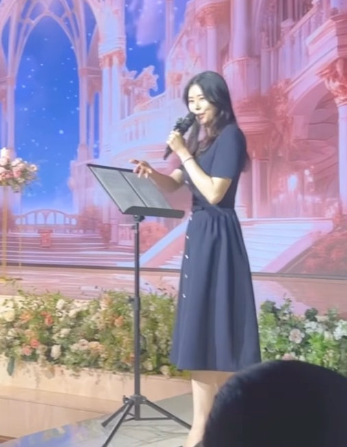 노란 수영복에 섹시한 몸매 어필하는 존예 처자