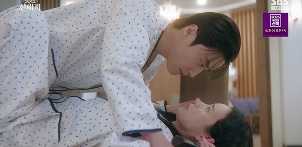 노란 수영복에 섹시한 몸매 어필하는 존예 처자
